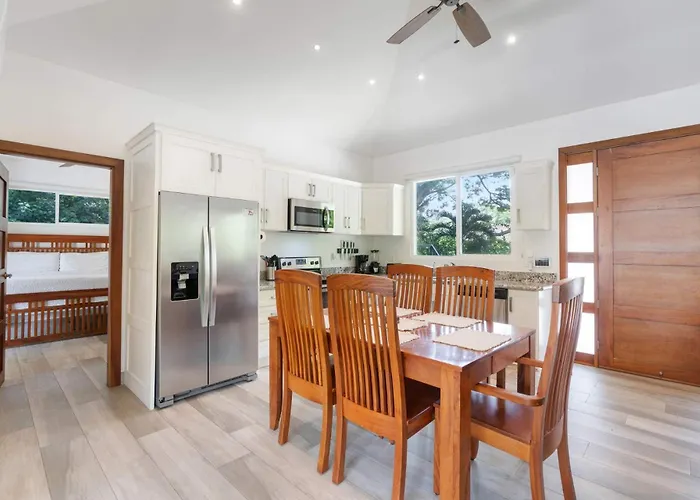 Сasa de vacaciones Beautiful In A Gated Neighborhood Walking Distance To The With Garden Views And A Pool *