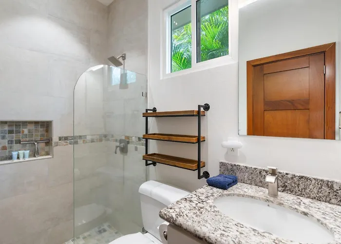 Beautiful In A Gated Neighborhood Walking Distance To The With Garden Views And A Pool *