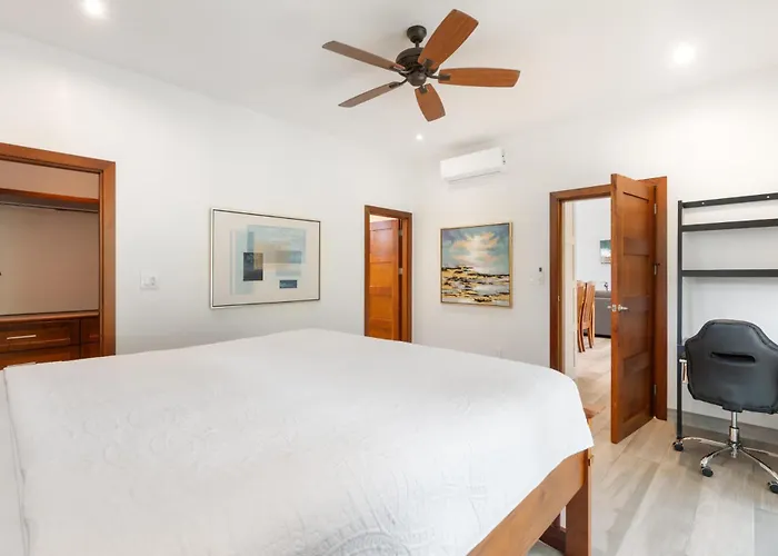 Beautiful In A Gated Neighborhood Walking Distance To The With Garden Views And A Pool Сasa de vacaciones