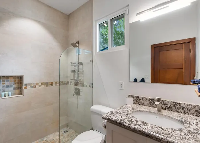 Beautiful In A Gated Neighborhood Walking Distance To The With Garden Views And A Pool *