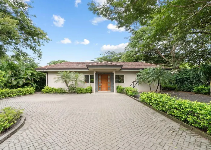 Beautiful In A Gated Neighborhood Walking Distance To The With Garden Views And A Pool
