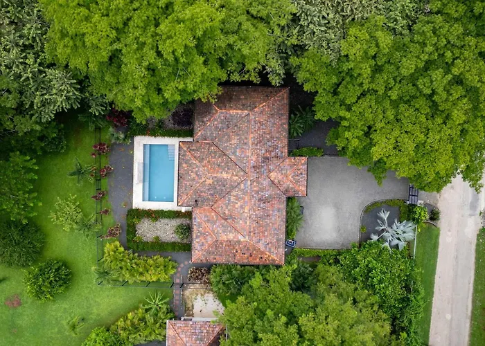 Beautiful In A Gated Neighborhood Walking Distance To The With Garden Views And A Pool Сasa de vacaciones *