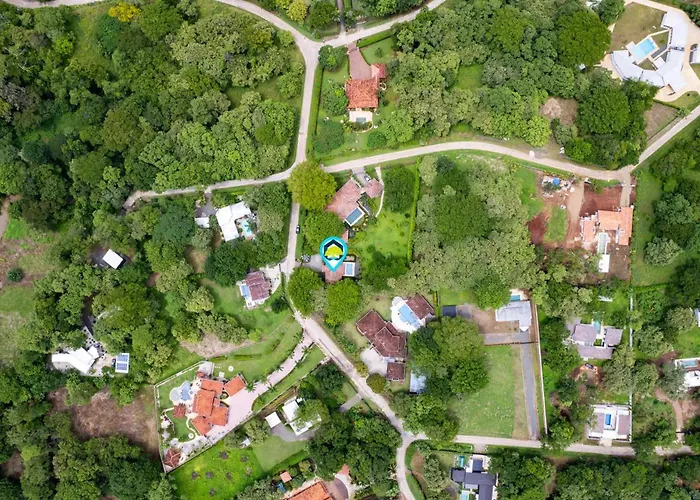 Beautiful In A Gated Neighborhood Walking Distance To The With Garden Views And A Pool Сasa de vacaciones