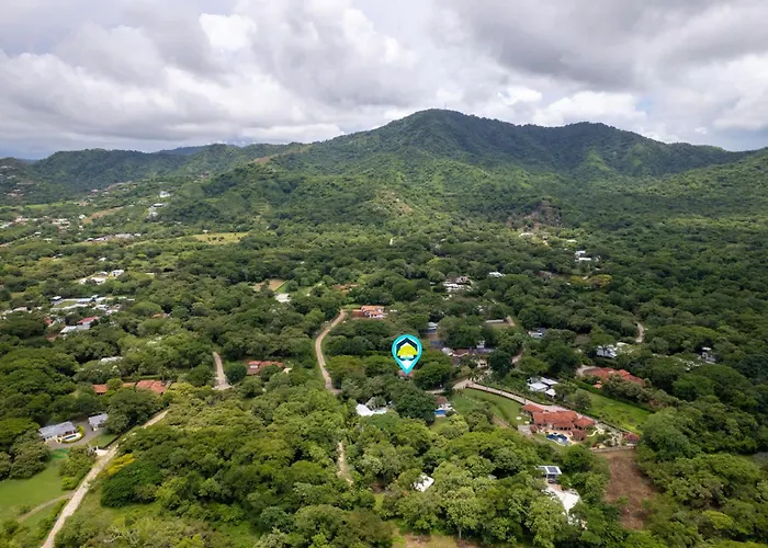 Beautiful In A Gated Neighborhood Walking Distance To The With Garden Views And A Pool *